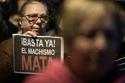 <p>En la imagen, una mujer sostiene un cartel con el lema "¡Basta Ya!, el machismo mata". Era una concentración, el 22 de febrero de 2017, contra la violencia de género en la plaza de la Vila, frente al Ayuntamiento de Santa Perpetua de la Mogoda (comarca del Vallés Occidental, Barcelona). En esa localidad, un hombre sobre el que pesaba una orden de alejamiento, había sesinado a su pareja.</p><p>Aquel septiembre, el Congreso de los Diputados aprobó las 213 medidas para poner en marcha el Pacto de Estado contra la violencia machista. La propuesta salió adelante con 278 votos a favor y 65 abstenciones de los diputados de Unidos Podemos y algunos del Grupo Mixto, porque les pareció un "pacto de mínimos".</p>