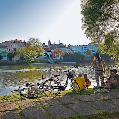 En la ribera este del Guadalquivir a su paso por Sevilla hay una zona conocida como “la playa”, donde llegan numerosos ciclistas a descansar.