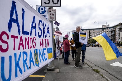Manifestantes se concentran a favor de Ucrania durante el encuentro entre Putin y Trump en Anchorage (Alaska), este viernes.