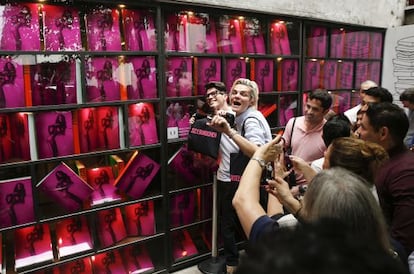 Colas en la librería de São Paulo para comparar el libro de la modelo y conseguir un autógrafo.