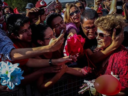 Dilma é abraçada por militantes em frente ao Palácio da Alvorada.