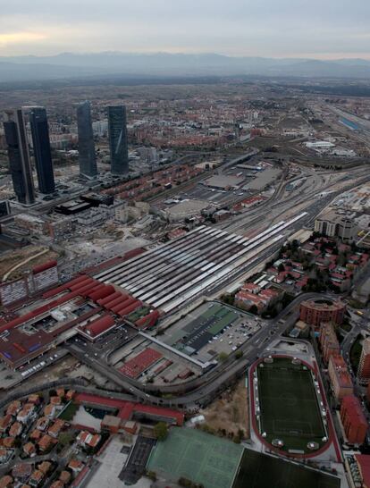 Los terrenos incluidos en la Operación Chamartín, con la estación de tren en primer término.