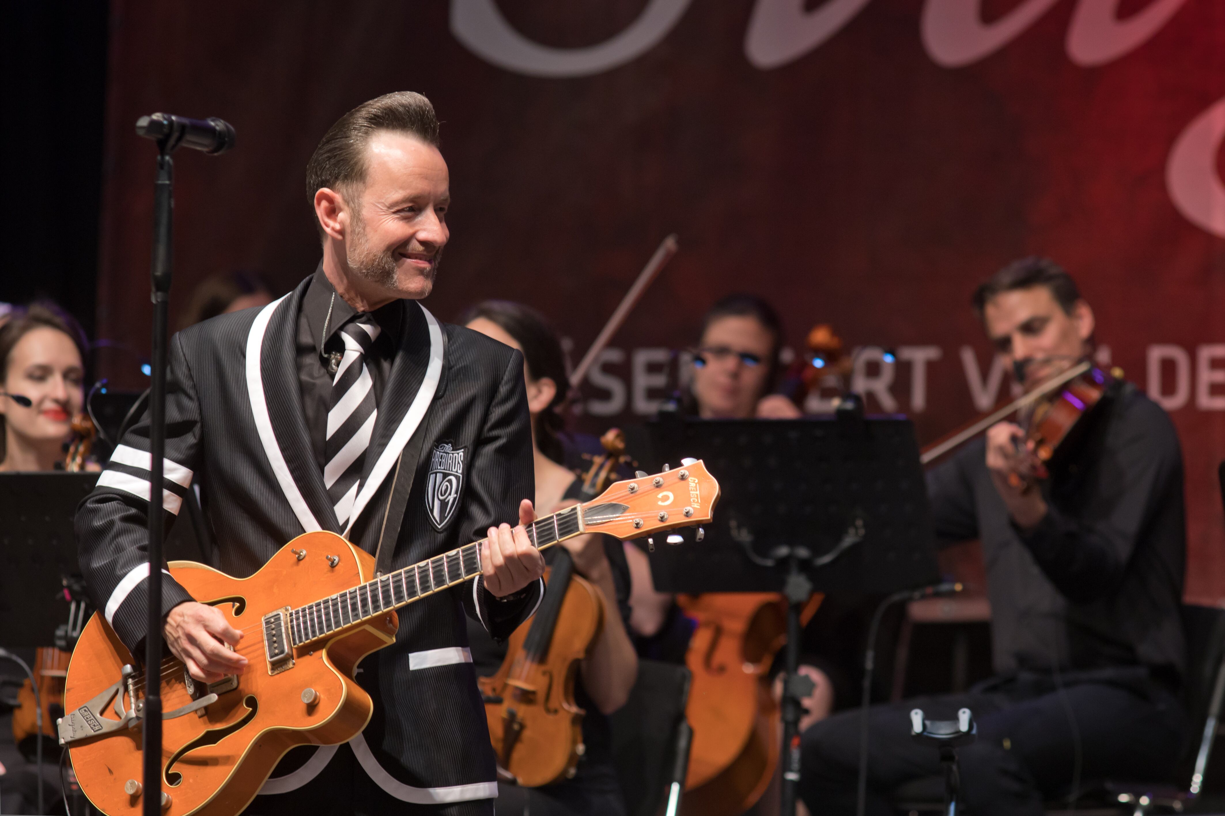 Violines, violonchelos y guitarras eléctricas en el concierto de The Firebirds Rockestra en la Marktplatz de Leipzig el sábado por la noche.