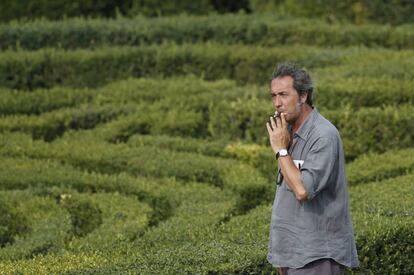 Paolo Sorrentino fuma durante el rodaje en Roma de &#039;The Young Pope&#039; el 7 de agosto de 2015. 