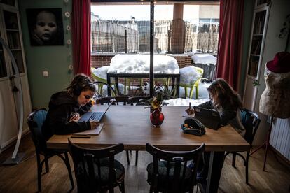 Dos niñas conectada a una clase virtual, este lunes.