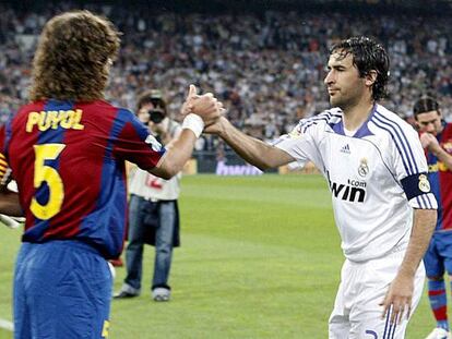 Puyol y Raúl se saludan antes del clásico de mayo de 2008.