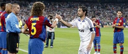 Puyol y Raúl se saludan antes del clásico de mayo de 2008.