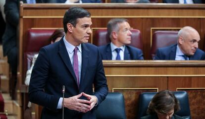 El presidente del Gobierno en funciones, Pedro Sánchez, interviene desde su escaño durante la primera sesión del debate de su investidura en la XIV Legislatura en Madrid (España), a 4 de enero de 2020.