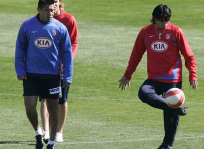 Forlán y el segundo entrenador rojiblinaco, Nacho Ambriz, observan los malabarismos de Agüero durante un entrenamiento.