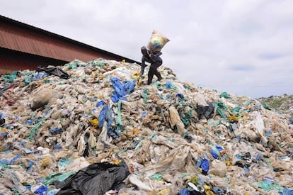 Un chatarrero en la estación de reciclaje en Argatala, en el estado de Tripura.