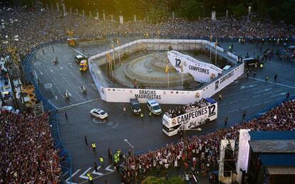 El autobús del Real Madrid a su llegada a la plaza de Cibeles, en Madrid.