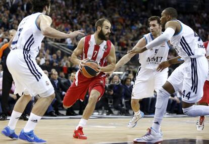 Spanoulis busca el pase entre Llull, Rudy y Slaughter en la final de la Euroliga de 2013