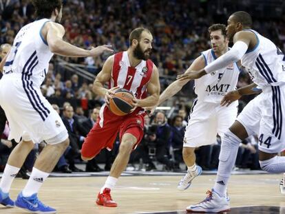 Spanoulis busca el pase entre Llull, Rudy y Slaughter en la final de la Euroliga de 2013