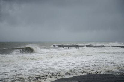 Vista de las fuertes olas que golpean la costa de Le Carbet, en la isla de Martinica.