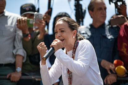 Corina Machado habla a sus seguidores durante una protesta el 3 de agosto en Caracas.