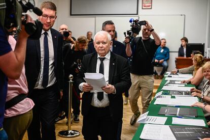 El líder del partido conservador de derecha Ley y Justicia, Jaroslaw Kaczynski, sostiene su papeleta durante las elecciones europeas, este domingo en Varsovia (Polonia). 