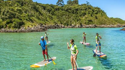 Paddle surf en Barro, parroquia del concejo de Llanes (Asturias).