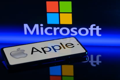 Logotipos de Microsoft y Apple. Reuters