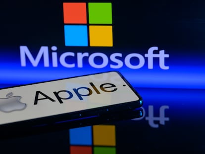 Logotipos de Microsoft y Apple. Reuters
