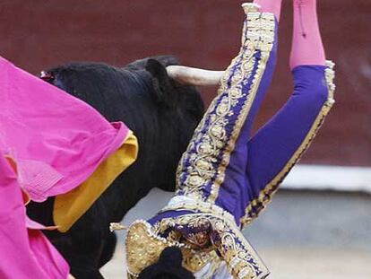 El Payo, durante la cogida que sufrió ayer en las Ventas.