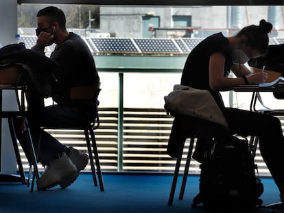 Estudiantes en el campus de la Universidad Autónoma de Barcelona, el pasado marzo.