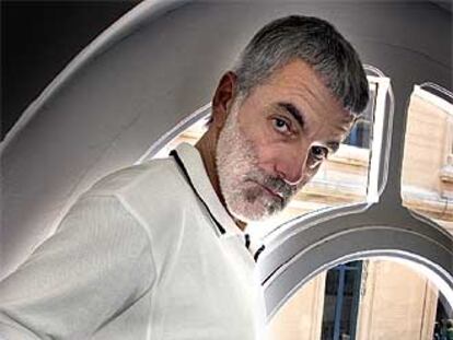 El paciente Antonio Tosco, con su nueva bomba de insulina.