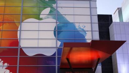 Logo de Apple a la entrada del Yerba Buena Center for Arts en San Francisco.