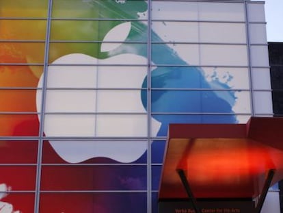 Logo de Apple a la entrada del Yerba Buena Center for Arts en San Francisco.