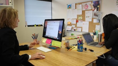 Montserrat García, directora y creadora del método Glifing junto a Paula Duque, psicopedagoga, trabajando en las oficinas de Glifing en Barcelona.