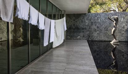 Instalación de Domènec en el Pabellón Mies van der Rohe de Barcelona.
