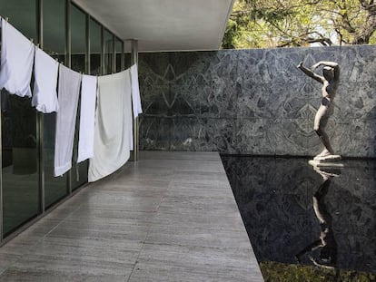 Instalación de Domènec en el Pabellón Mies van der Rohe de Barcelona.