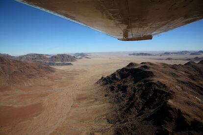 El desierto ocupa la mayor parte de Namibia con su belleza desolada, excesiva y casi metafísica de los espacios vacíos.