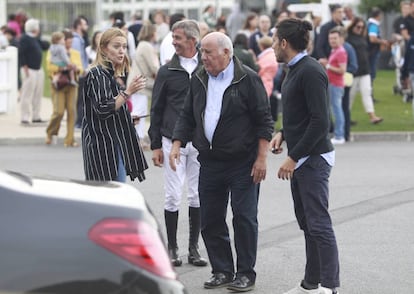 Amancio Ortega con su hija Marta y el novio de esta Carlos Torretta.