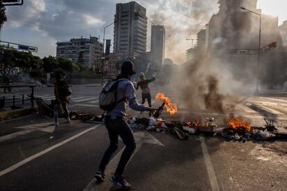 Manifestantes se enfrentan con agentes de la Policía Nacional Bolivariana en Caracas (Venezuela).