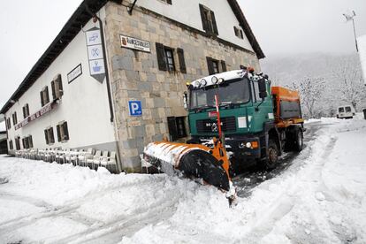  Una máquina quitanieves limpia la carretera que va desde Roncesvalles a Zubiri, en Navarra.