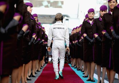 Nico Rosberg de Alemania y Mercedes GP durante el desfile de pilotos antes del Gran Premio de Fórmula Uno de Abu Dhabi en el circuito de Yas Marina.