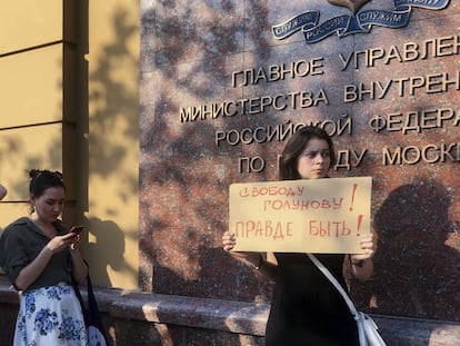 Una mujer sostiene una pancarta en un 'piquete solitario' en apoyo a Golunov el viernes. En su pancarta se lee: