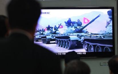 Surcoreanos siguen en televisi&oacute;n una informaci&oacute;n sobre Corea del Norte.