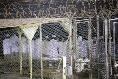 Presos musulmanes rezan en el campo 4 de la base de Guant&aacute;namo,