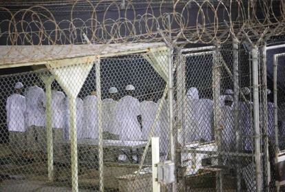 Presos musulmanes rezan en el campo 4 de la base de Guantánamo,