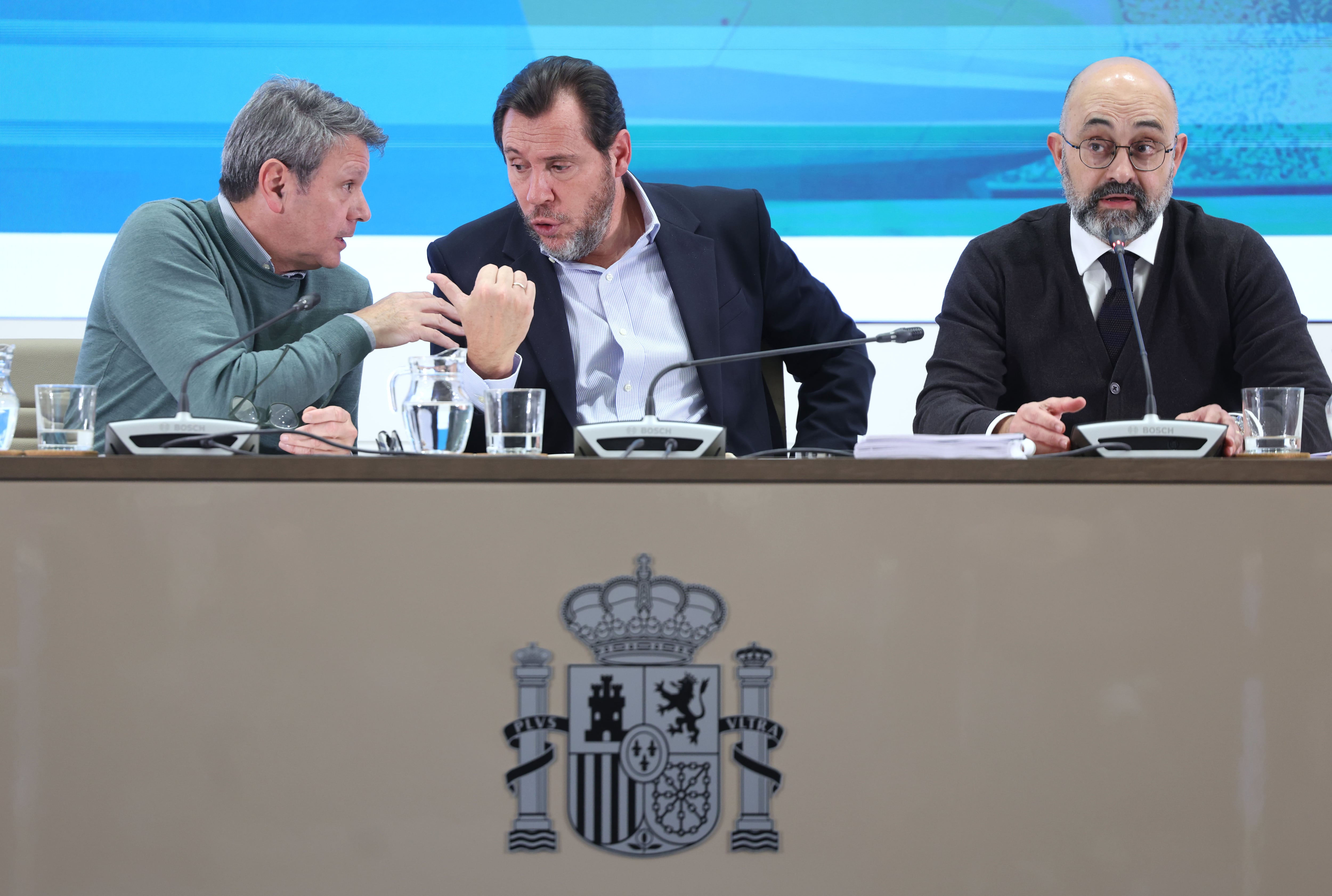 El ministro de Transportes, Óscar Puente, junto a Luis Pedro Marco de la Peña (derecha), presidente de Adif, durante la rueda de prensa que ofrecieron en Madrid.