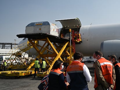 El décimotercer lote de vacunas contra la covid-19 llegó esta mañana al aeropuerto de Ciudad de México.