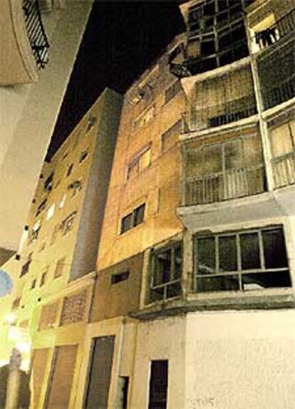 Una mujer de 27 años, herida de carácter muy grave tras ser arrojada por su marido desde la ventana de un cuarto piso.