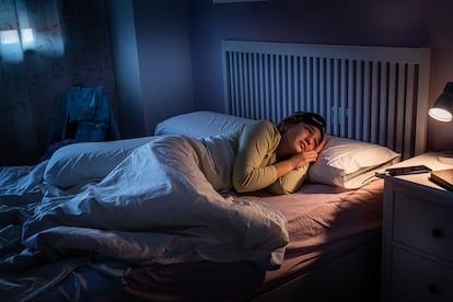 Una joven en la cama, en una imagen de archivo.