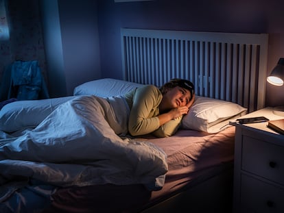 Una joven en la cama, en una imagen de archivo.