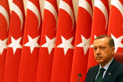 El primer ministro turco, Recep Tayyip Erdogan, ante banderas turcas durante un acto militar en Ankara, el pasado 1 de agosto.