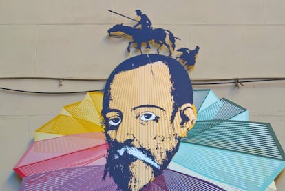 Figura de Miguel de Cervantes y sus personajes Don Quijote y Sancho en un local del barrio de Huertas.