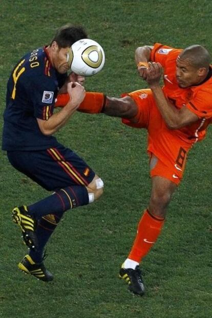 Xabi Alonso recibe la patada de De Jong en la final del Mundial.