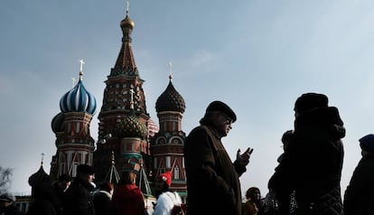 Ciudadanos en la Plaza Roja de Moscú, Rusia.