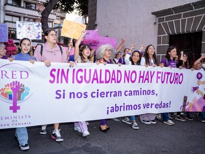 Cientos de personas durante una manifestación con motivo del Día Internacional de la Mujer, el 8 de marzo de 2023, en Las Palmas de Gran Canaria.